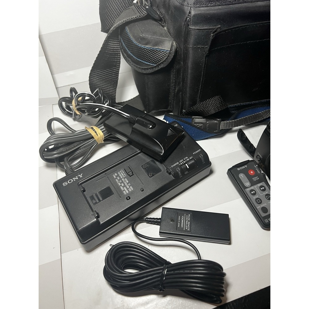 Sony Handycam CCD-TR71 Video 8 Camcorder Camera w Bag FOR PARTS OR REPAIR ONLY - Picture 3 of 14